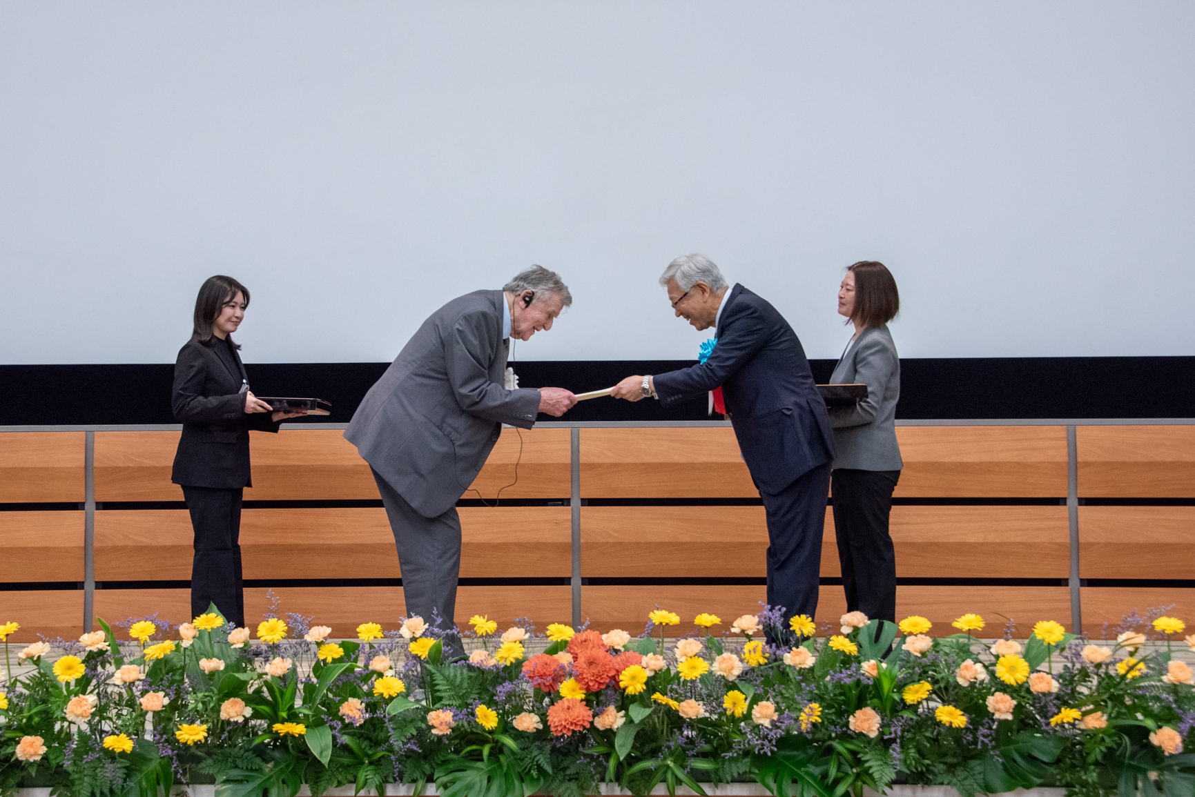 David Hutchins receiving the Deming Distinguished Practice Award 2025 in Tokyo
